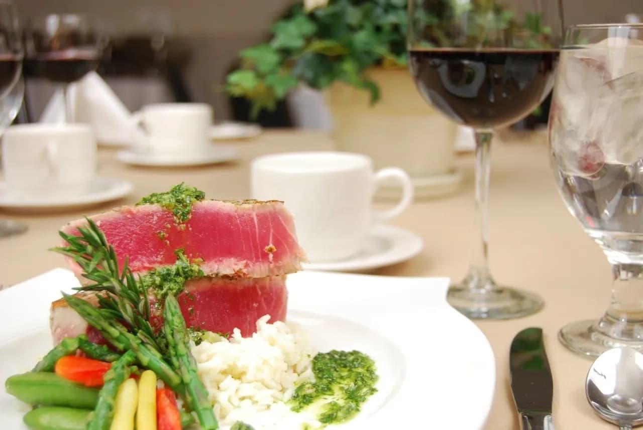 Pomysły na pyszne dania z tuńczyka w sosie własnym, które zaskoczą