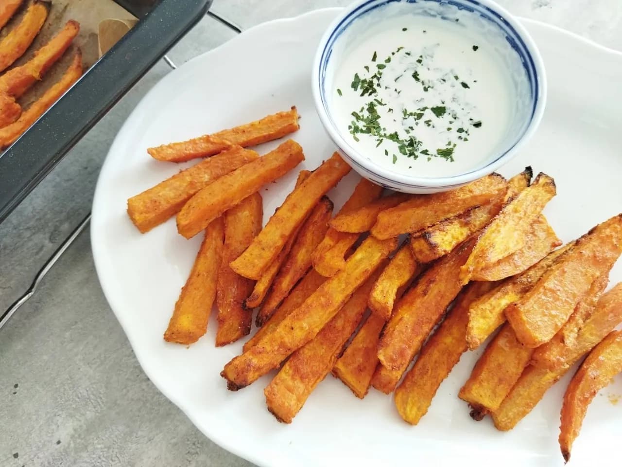 Frytki z batatów na oleju czy w piekarniku - która metoda jest zdrowsza?