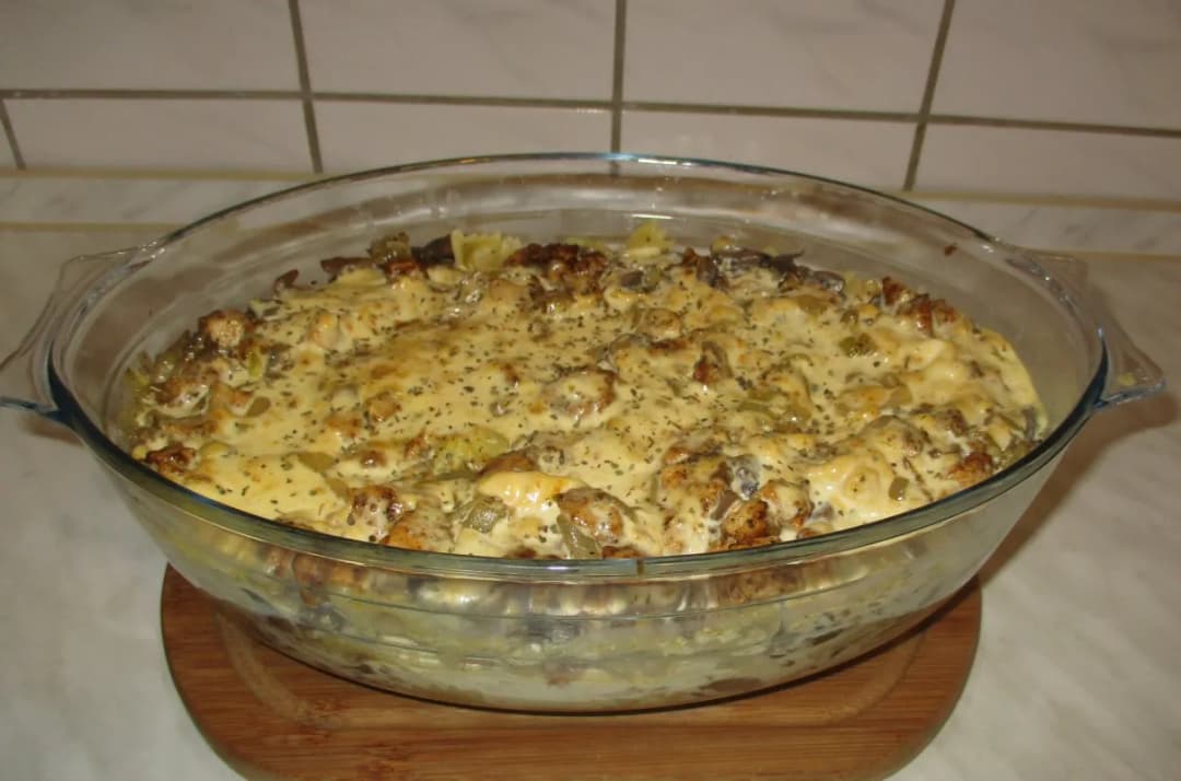 Pyszna zapiekanka z serkiem topionym i makaronem, którą pokochasz