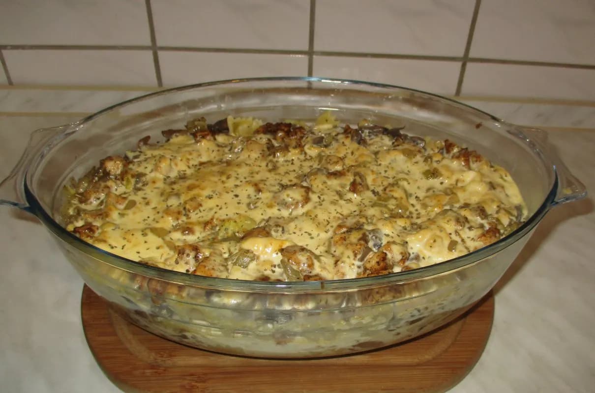 Pyszna zapiekanka z serkiem topionym i makaronem, którą pokochasz