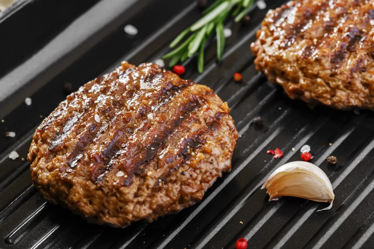 Jakie mięso do burgera wybrać, aby uniknąć przeciętności?
