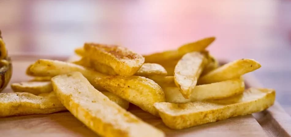 Jak upiec frytki, aby były chrupiące i smaczne – krok po kroku