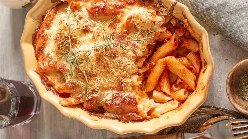 Pyszna zapiekanka makaronowa z boczkiem i serem - prosta i sycąca przepis
