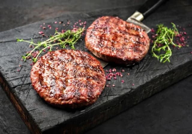 Jak doprawić mięso na hamburgery, by zachwycić smakiem i soczystością