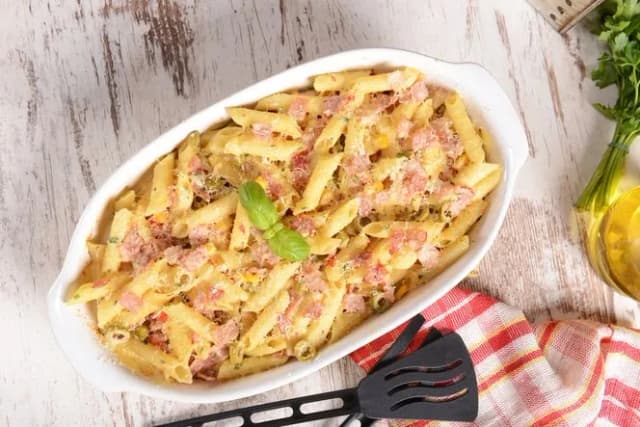 Szybka zapiekanka makaronowa z szynką dla dzieci, która zachwyci maluchy
