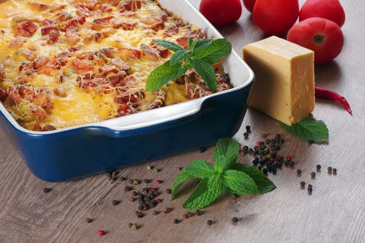 Zapiekanka makaronowa z kiełbasą i serem - prosty przepis na obiad