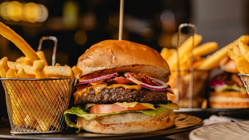 Jakie mięso pasuje do frytek? Odkryj najlepsze połączenia smakowe