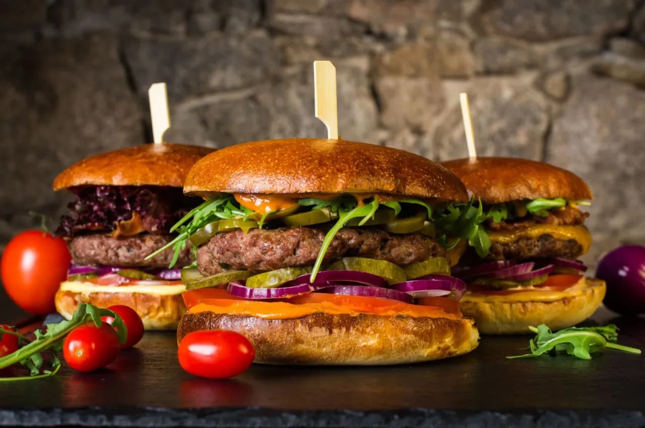 Kiedy jest dzień hamburgera? Odkryj datę i ciekawostki!
