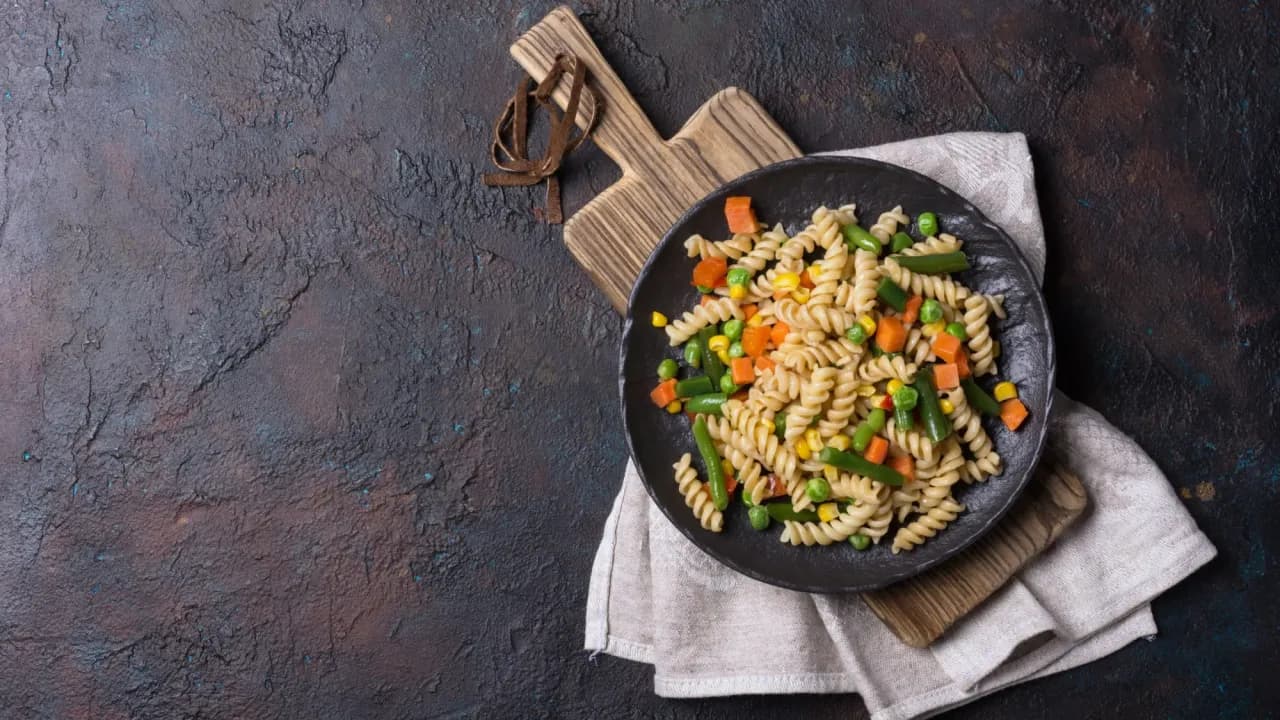 Jaki sos do makaronu z warzywami, aby nie przytłoczyć smaku?