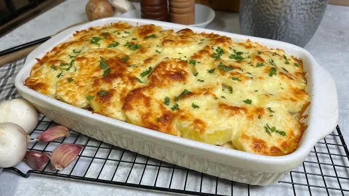 Jak smakuje zapiekanka z ziemniakami i mięsem mielonym? Sprawdź!