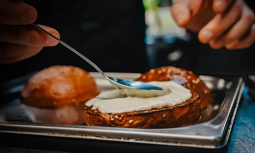Jaki sos do hamburgera? Odkryj najlepsze smaki, które zachwycą!