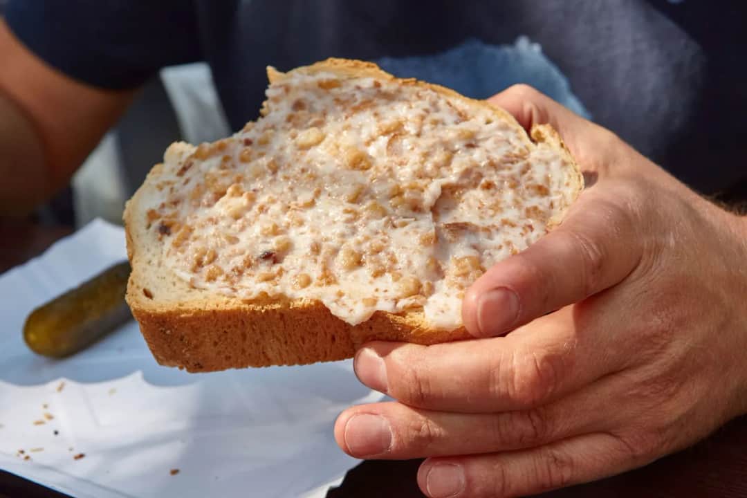 Jakie przyprawy do smalcu ze skwarkami, aby wzbogacić smak?