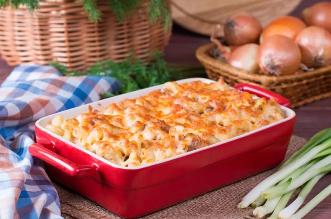 Szybka i prosta zapiekanka z makaronem i śmietaną na obiad